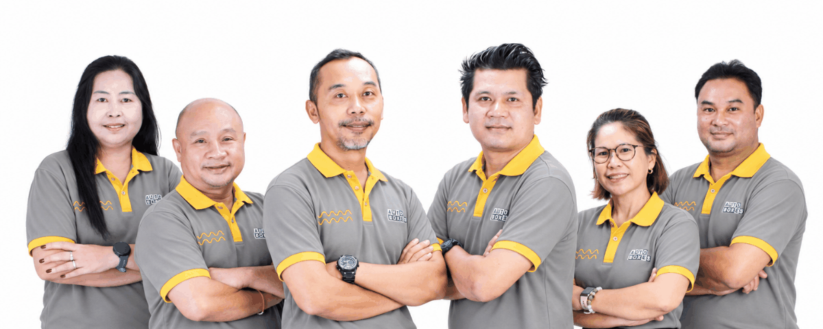 ทีมงาน Auto Boxes ในเสื้อโปโลประจำบริษัท ยืนเรียงแถวไขว้แขน